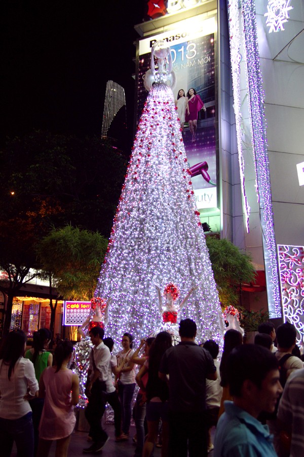  	Cây thông Noel lấy ý tưởng về bà chúa Tuyết trước tòa nhà Saigon Center