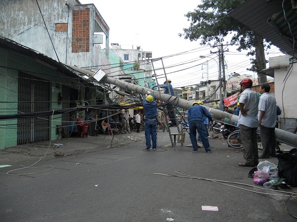 
	Trụ điện ngã chắn ngang đường