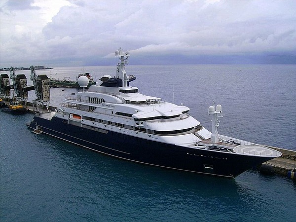 
	Du thuyền của Paul Allen mang tên "Octopus", dài 126m.