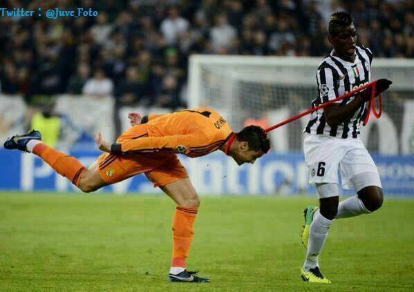 
	Paul Pogba dắt &quot;thú cưng&quot; Ronaldo đi đá bóng