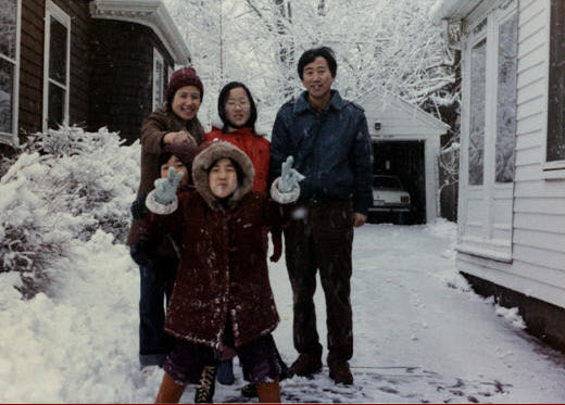Bức ảnh Ban Ki-Moon cùng gia đình trong thời gian ông học tại trường đại học Harvard.