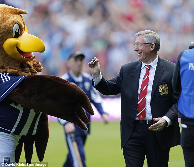 
	Sir Alex "tặng" linh vật của West Brom một bã kẹo cao su đã được gói kỹ trong giấy!