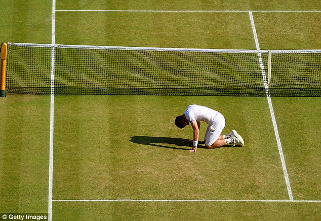 Được dàn siêu sao cổ vũ, Andy Murray đả bại Novak Djokovic