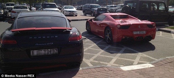 Dubai, đại học, sinh viên, siêu xe, Lamborghini, Ferrari, Rolls Royce