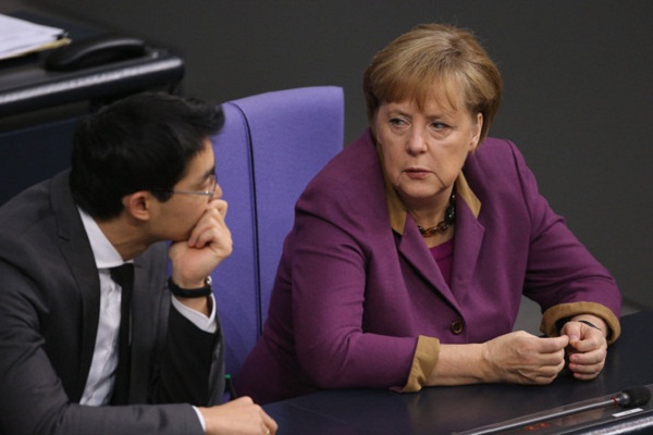  	Ông Philipp Rosler cùng Thủ tướng Đức tham dự buổi tranh luận về gói cứu trợ tài chính cho Hi lạp tại Berlin, Đức.