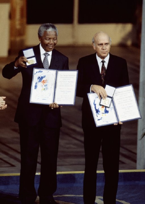 	Ông Nelson Mandela và Friedrich de Klerk nhận giải thưởng Nobel Hòa bình vào năm 1993.
