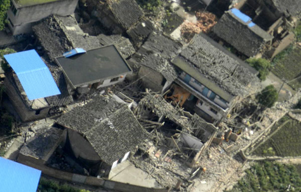 Ảnh chụp từ trên cao một thị trấn tại huyện Lư Sơn sau trận động đất mạnh 7,0 độ richter.