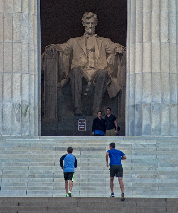 	Người dân Mỹ chạy bộ buổi sáng lên Đài tưởng niệm Lincoln ở Washington D.C trước khi khu vực này bị niêm phong.
