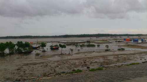 
	Đồng muối lớn nhất huyện Tĩnh Gia, Thanh Hóa tan hoang sau khi bão tan (Nguồn: Tri 