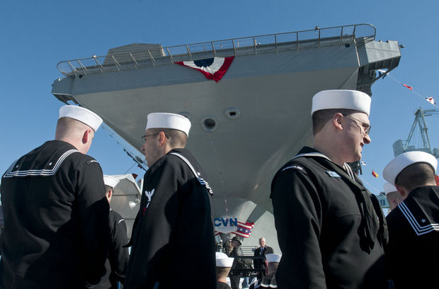 Các thủy thủ sẽ phục trên tàu sân bay lớp Ford đầu tiên đứng gần mũi tàu.