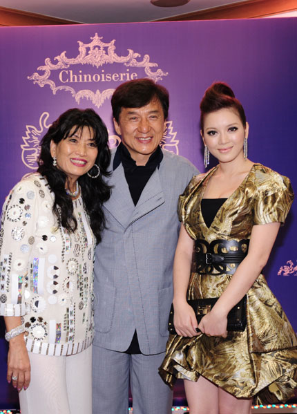  	Lý Nhã Kỳ chụp ảnh cùng diễn viên điện ảnh Thành Long và mẹ nuôi Alice Chiu