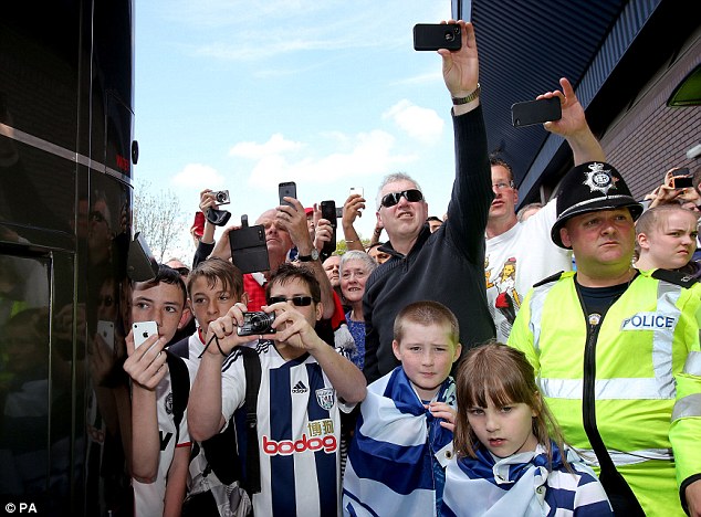 
	CĐV West Brom chờ Sir Alex bước xuống xe