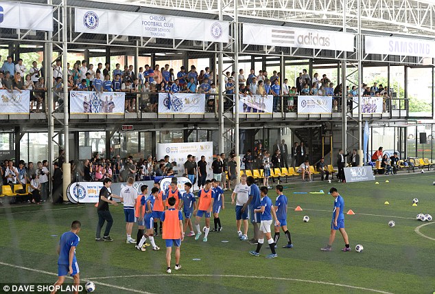 Sao Chelsea choáng trước kiểu tóc “siêu dị” của fan Thái