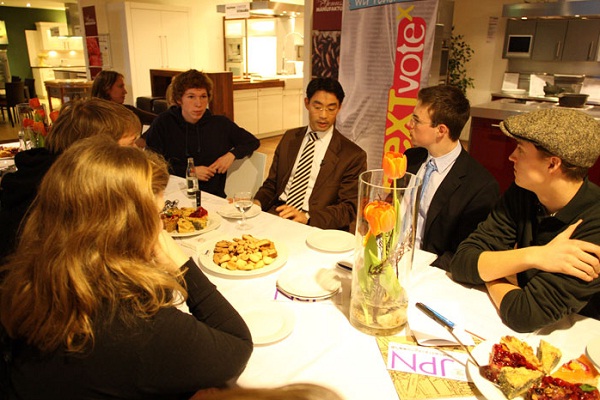 	Ông Rosler, khi đó là ứng cử viên đảng FDP trong cuộc bầu cử nghị viện tại bang Niedersachsen, với những người trẻ tuổi tại một quán cafe tháng 1/2008.