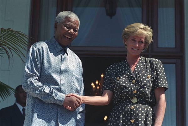 	Ông Mandela trong cuộc gặp với công nương Diana những năm 90.
