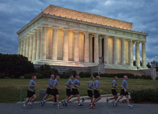 	Các thành viên thuộc quân đội Mỹ chạy bộ buổi sáng