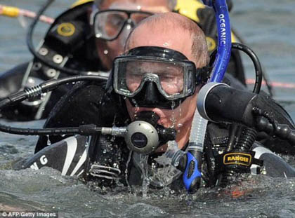  	Ông Putin trong bộ đồ lặn, thám hiểm eo biển Kerch tháng 8/2011.