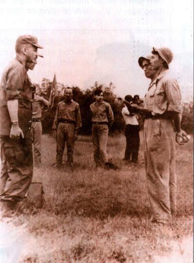  	Phổ biến chính sách đối với tù hàng binh của MTDTGP cho đại diện Mỹ đi nhận tù binh Mỹ được phóng thích tại bến Tà Xiêm, Tây Ninh (1-1-1969). Ảnh tư liệu