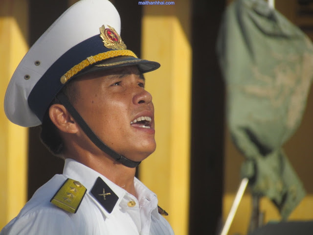 	Chiến sỹ Hải quân trên đảo Trường Sa đọc mười lời thề danh dự của Quân nhân Quân đội nhân dân Việt Nam