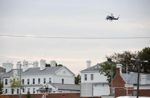 Máy bay trực thăng bay tuần tra trên tòa nhà tại khu Navy Yard.