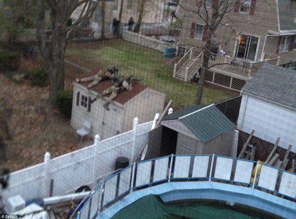 
	Đội đặc nhiệm SWAT trèo lên mái nhà.