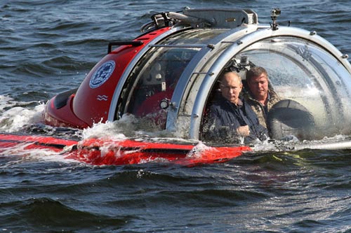  	Tổng thống Vladimir Putin bên trong chiếc tàu ngầm thám hiểm Sea Explorer 5, lặn xuống độ sâu 60 m dưới biển Baltic năm 2013