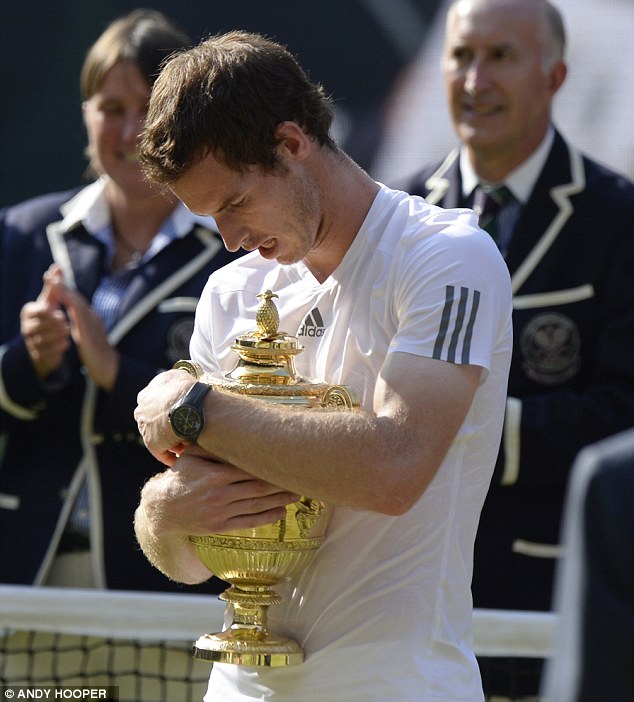 Được dàn siêu sao cổ vũ, Andy Murray đả bại Novak Djokovic