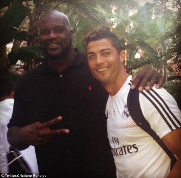 	CR7 chụp hình với Shaquille O'Neal