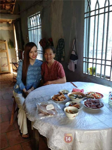  	Angela Phương Trinh chụp ảnh cùng bà