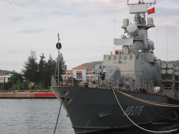  	Tàu tên lửa Molnya dự án 1241.8 số hiệu HQ-375 của Hải quân Việt Nam tại quân cảng Cam Ranh.