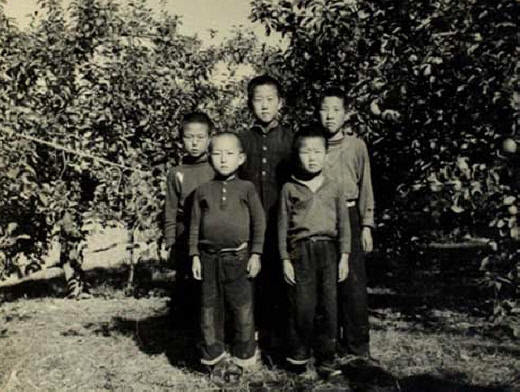 Ban Ki-Moon chụp ảnh cùng những người bạn khi đang học lớp 2-3. Ông là người cao nhất trong nhóm bạn của mình. Ngay từ nhỏ, ông đã có tiếng là “thần đồng tiếng Anh”.
