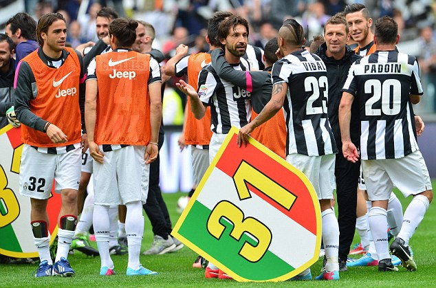 
	Các cầu thủ bắt đầu ăn mừng chức vô địch Serie A