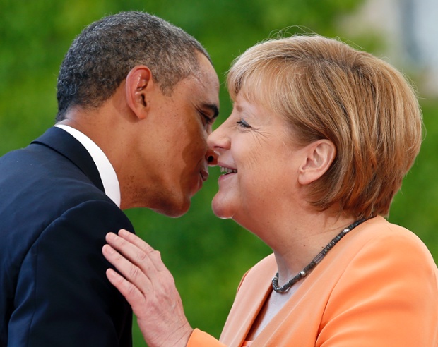 Tổng thống Mỹ Barack Obama chuẩn ôm hôn xã giao Thủ tướng Đức Angela Merkel trong chuyến thăm của ông tới Berlin.