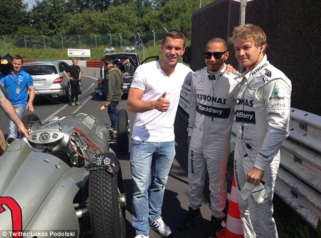 
	Chụp chung với Lewis Hamilton và Nico Rosberg