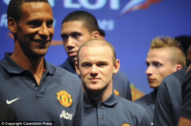 
	Rooney vui vẻ tham gia sự kiện cùng đồng đội