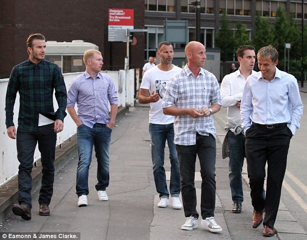 Beckham, Scholes, Giggs và dàn cựu sao Man United bất ngờ “đàn đúm”