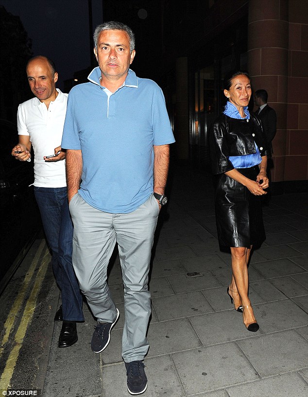 
	Mourinho ra ngoài ăn tối với vợ