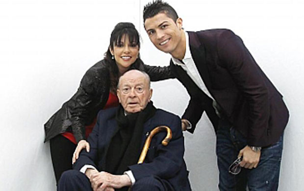 
	Gina chụp ảnh chung với Di Stefano và Cris Ronaldo