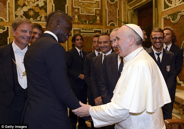 Messi, Balotelli bất ngờ “rủ rê” nhau gặp Đức Giáo Hoàng Francis