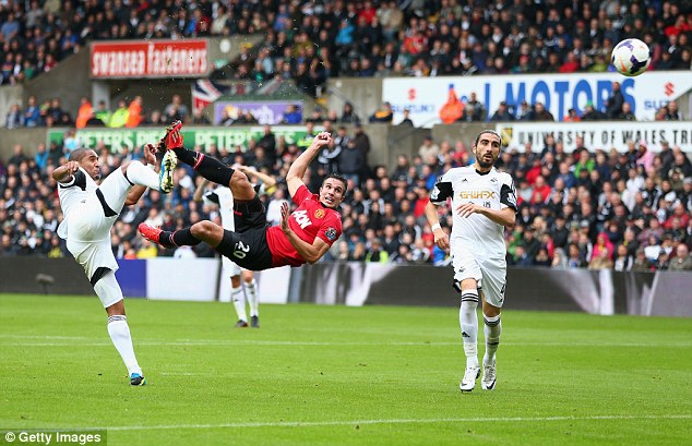 
	Van Persie móc bóng tuyệt đẹp mở tỷ số cho Man United