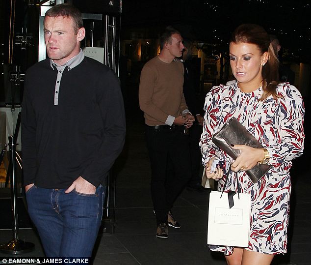 	Sau chiến thắng 4-1 trước Swansea, Rooney và vợ, Coleen, đã ra ngoài ăn tối với Man United