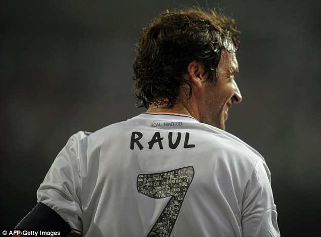 Chùm ảnh: Cris Ronaldo nhường áo số 7, Raul khoe cúp trên Bernabeu