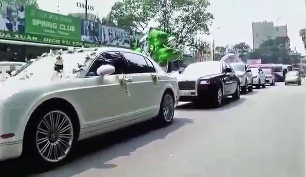 Rolls-Royce, Bentley, Lexus... xuất hiện trong lễ rước dâu của Huyền Baby 