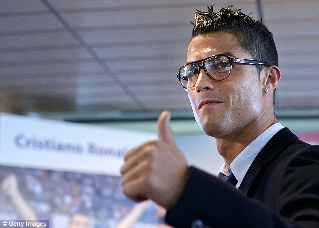 Chùm ảnh: Cris Ronaldo học đòi Beckham, Balotelli đeo kính