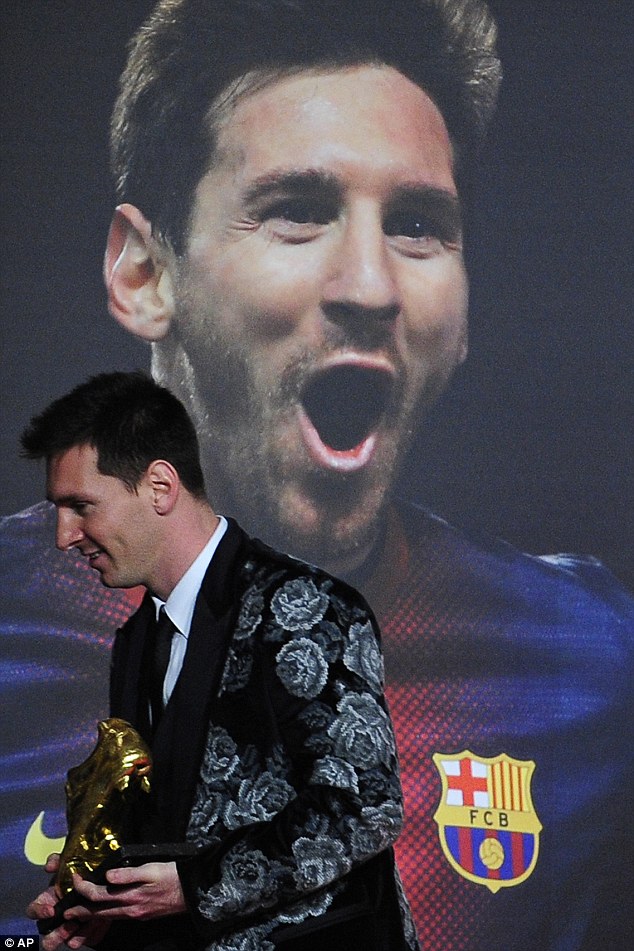  	Messi ăn mặc điệu đà nhận giải tối qua