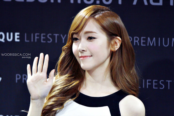 
	Jessica của SNSD đứng thứ 2 với 8754208 phiếu.