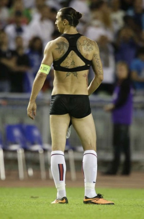 Ibrahimovic “tung tăng” mặc… bikini trên sân