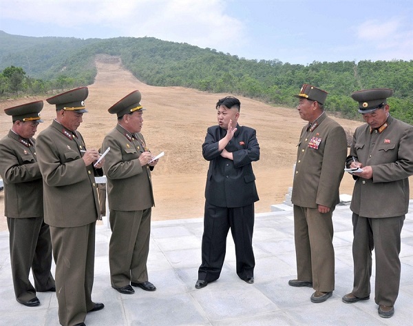 Kim Jong Un đi thị sát địa điểm xây dựng khu trượt tuyết Masik. Vẫn là các sĩ quan vây quanh, hí húi ghi chép