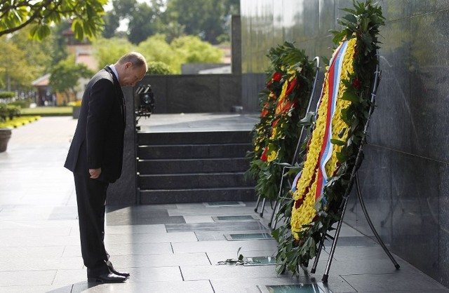 Tổng thống Liên bang Nga Vladimir Putin đã tới đặt vòng hoa tại lăng Chủ tịch Hồ Chí Minh, trong khuôn khổ chuyến thăm chính thức Việt Nam vào ngày 12/11.