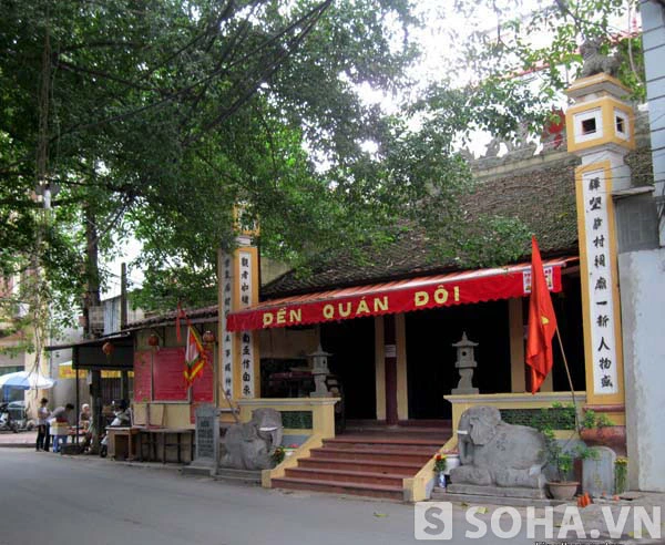 Đền Quán Đôi nằm ở địa phận làng An Phú, phường Nghĩa Đô (Cầu Giấy, Hà Nội), bên cạnh bờ sông Tô Lịch.